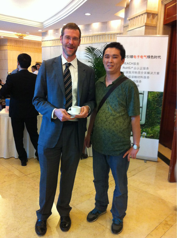 潤大世紀員工與環球資源首席運營官、執行總裁裴克為(Craig Pepples)在一起